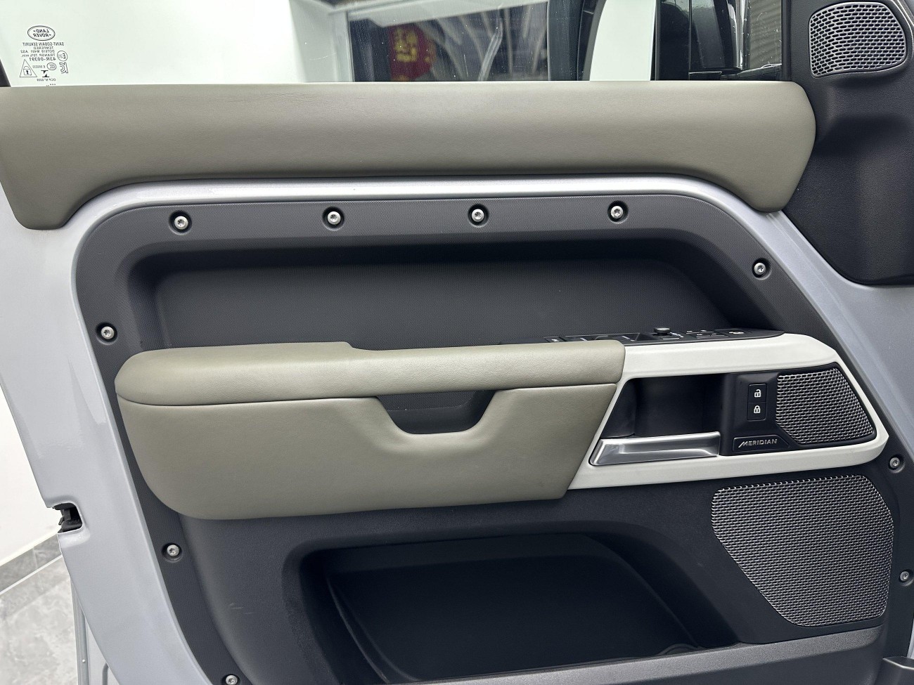 Land Rover Defender 2021