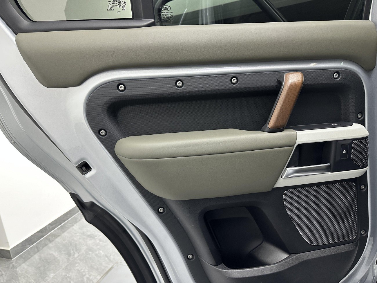 Land Rover Defender 2021