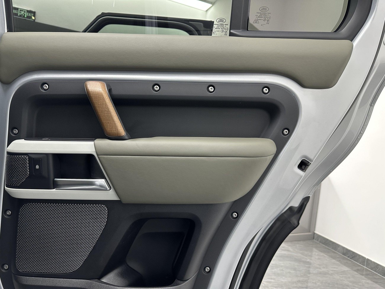 Land Rover Defender 2021