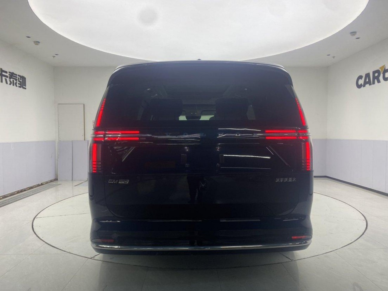 Volvo EM90 2026