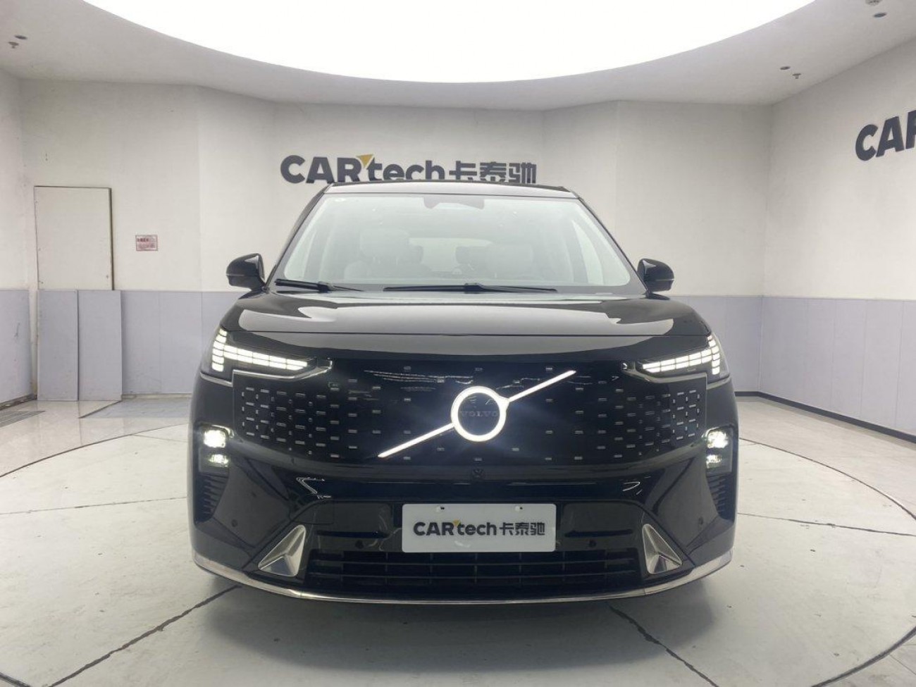 Volvo EM90 2026