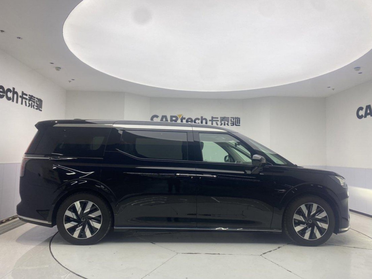 Volvo EM90 2026