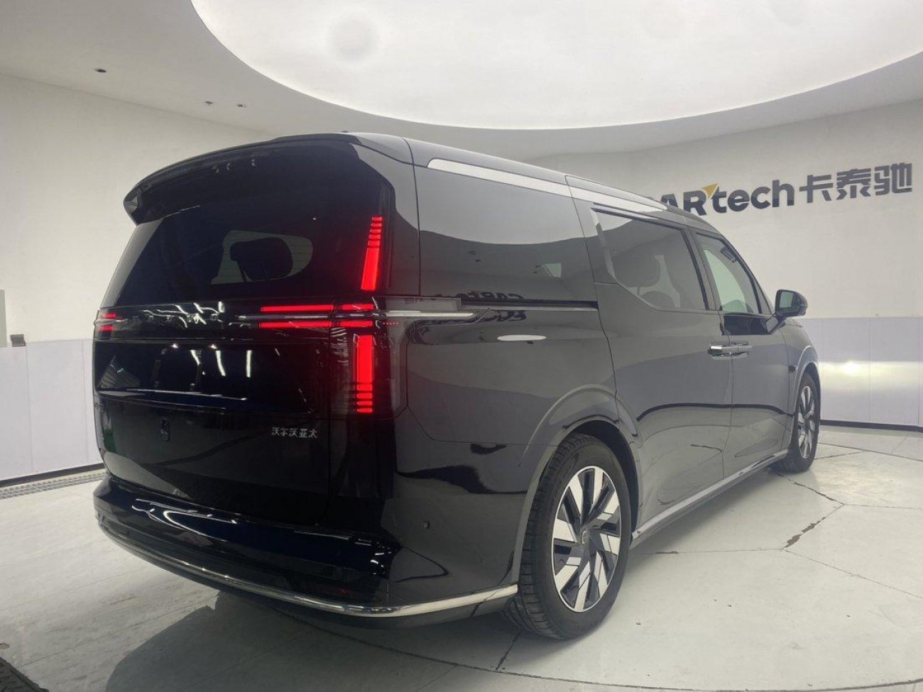 Volvo EM90 2026