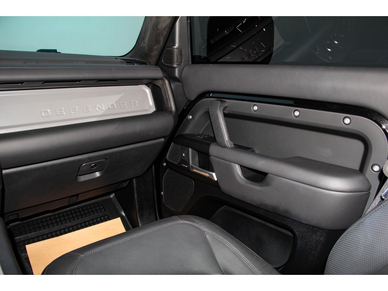 Land Rover Defender 2025