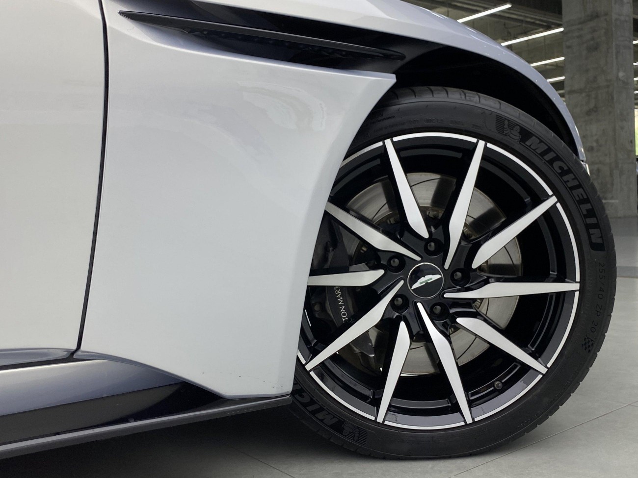 Aston Martin DB11 2018