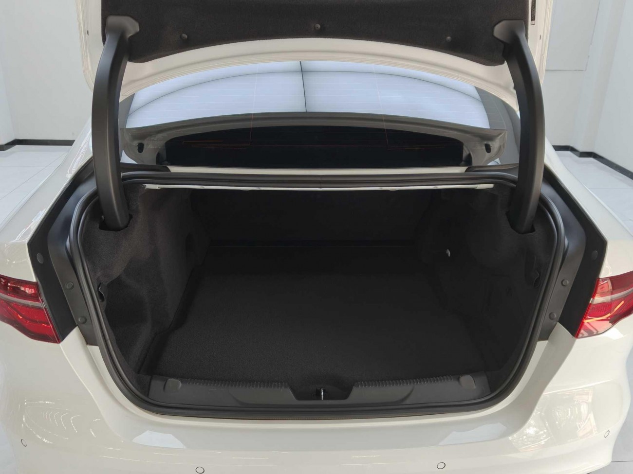 Jaguar XEL 2024