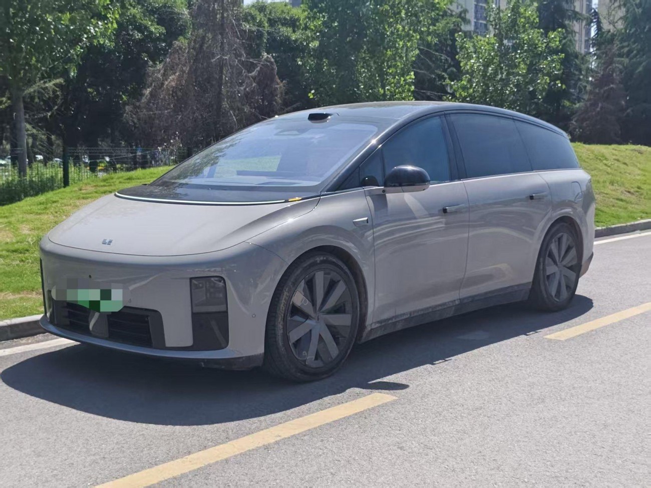 Li Auto i8 2025
