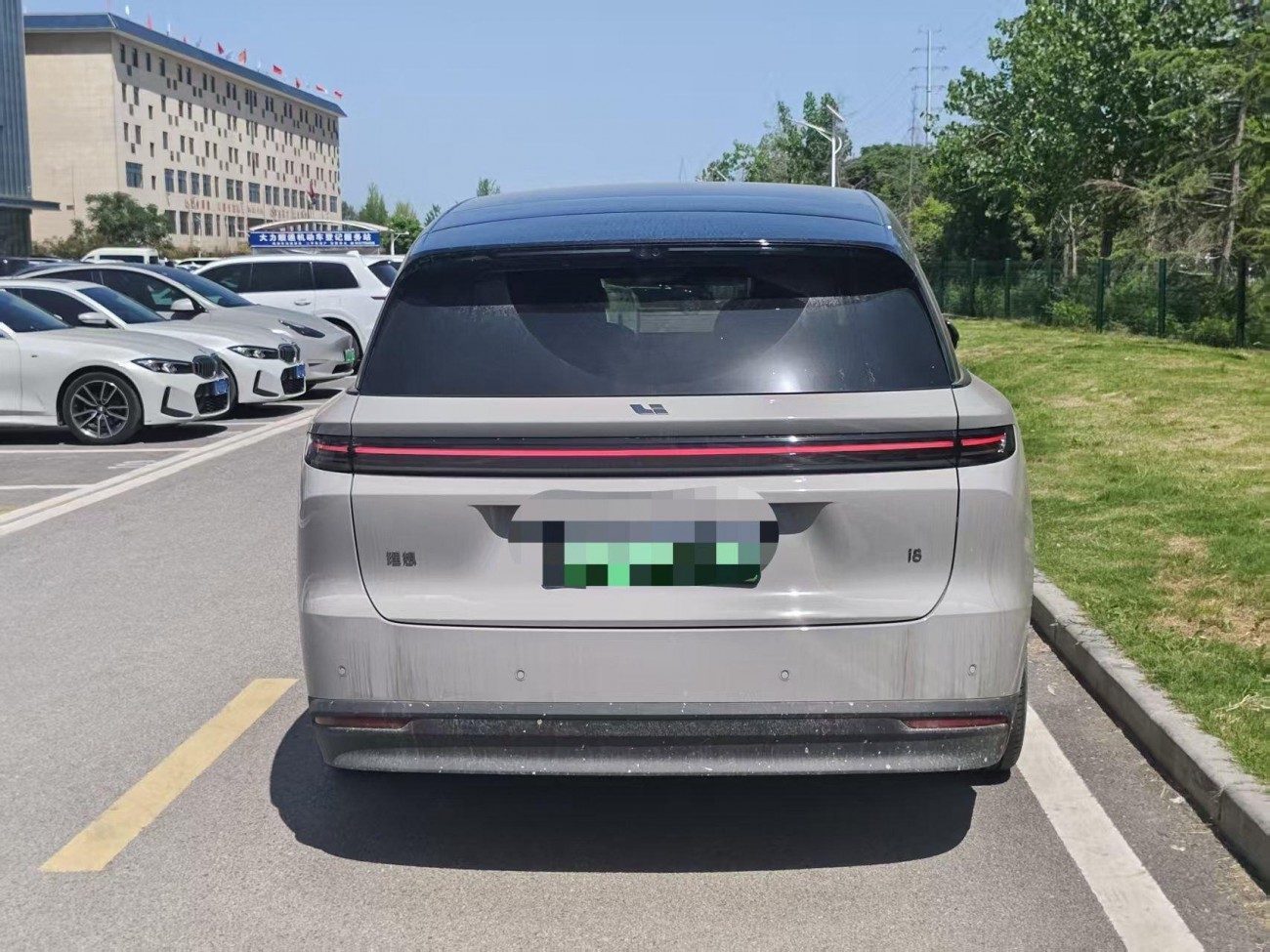 Li Auto i8 2025