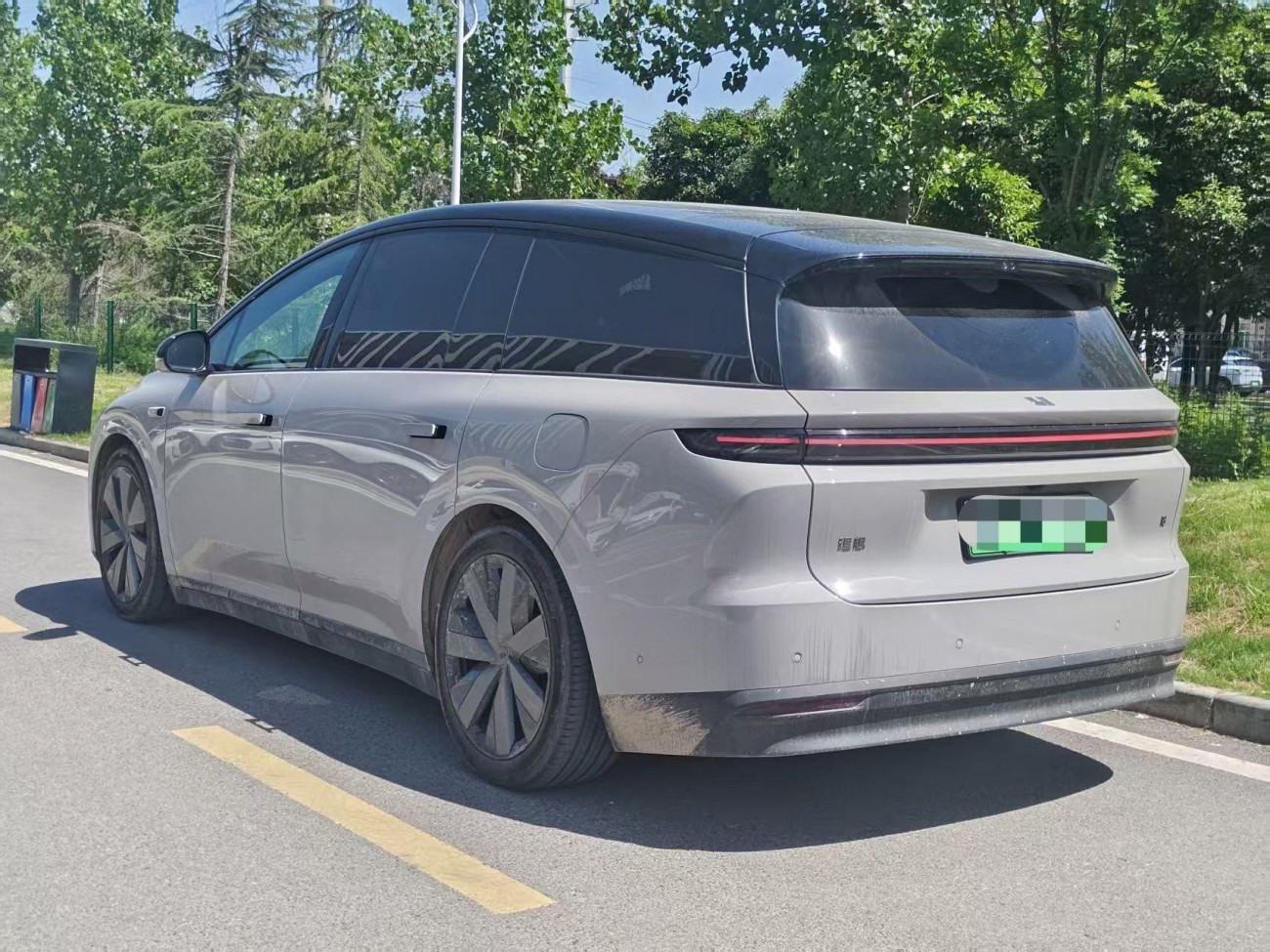Li Auto i8 2025