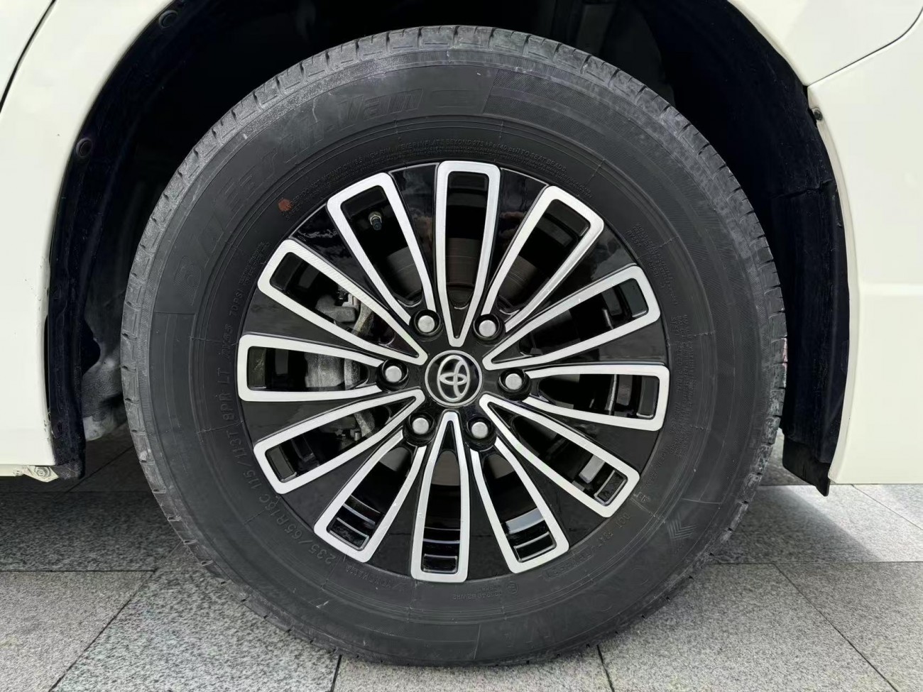 Toyota HiAce 2023