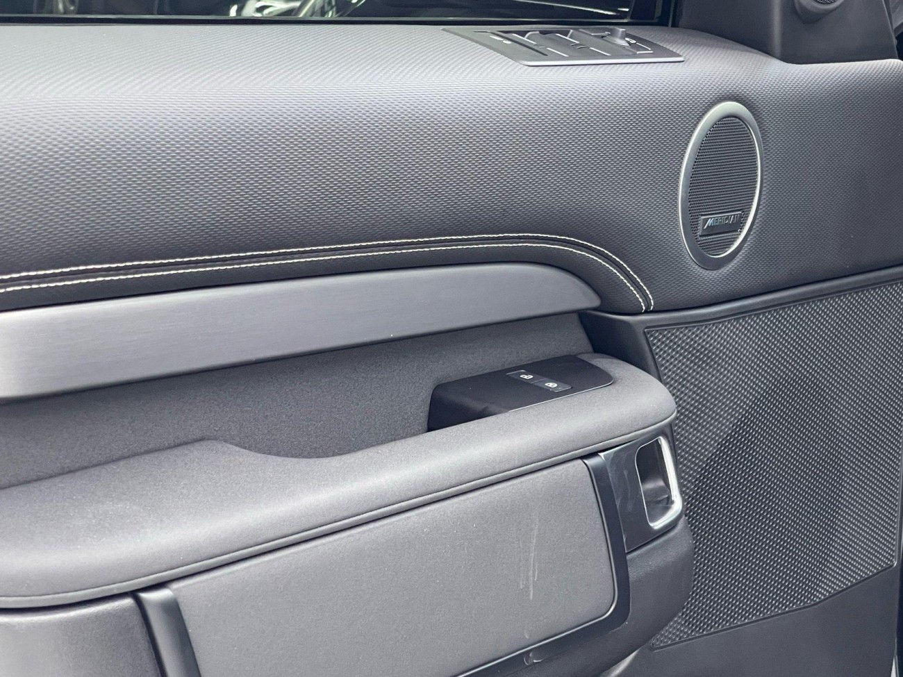 Land Rover Discovery 2023