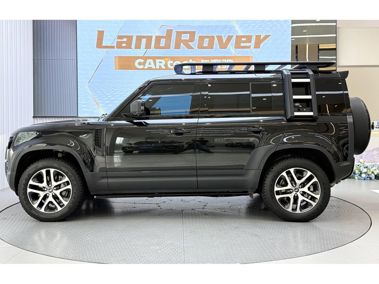 Land Rover Defender 2023