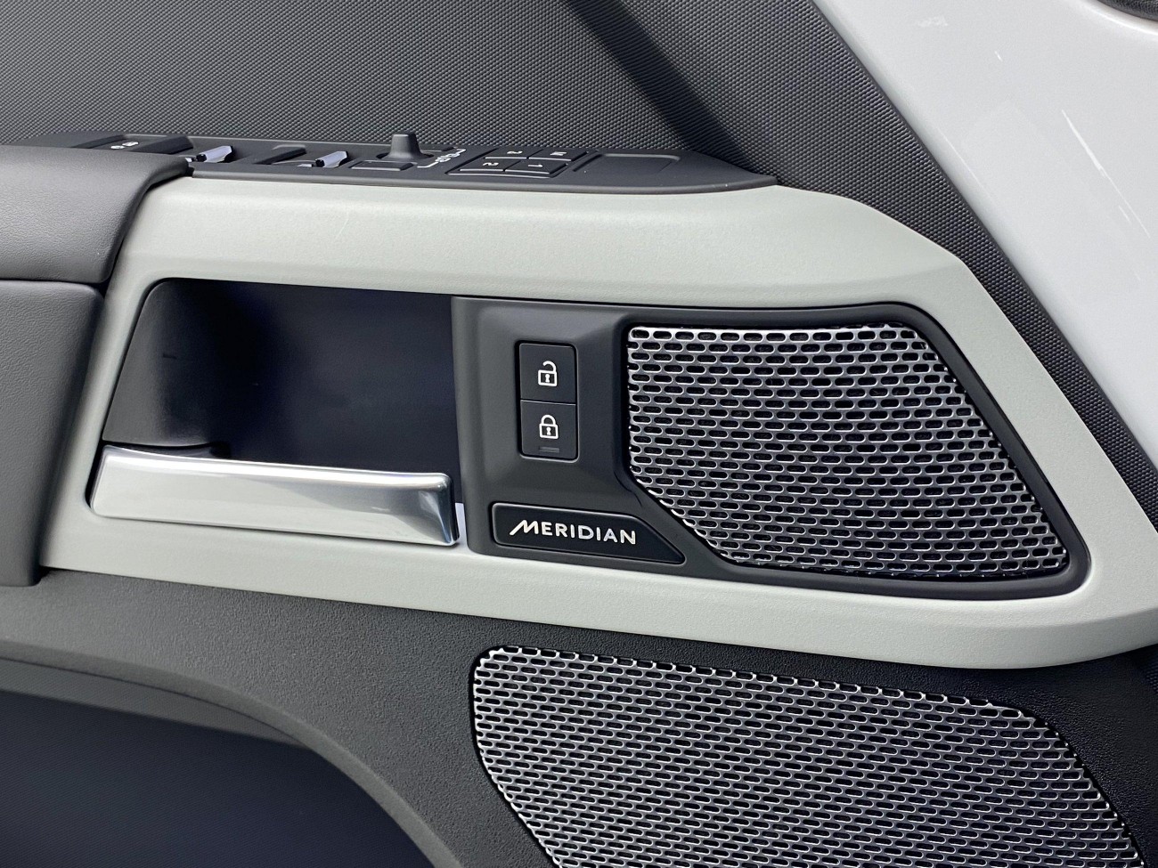 Land Rover Defender 2024