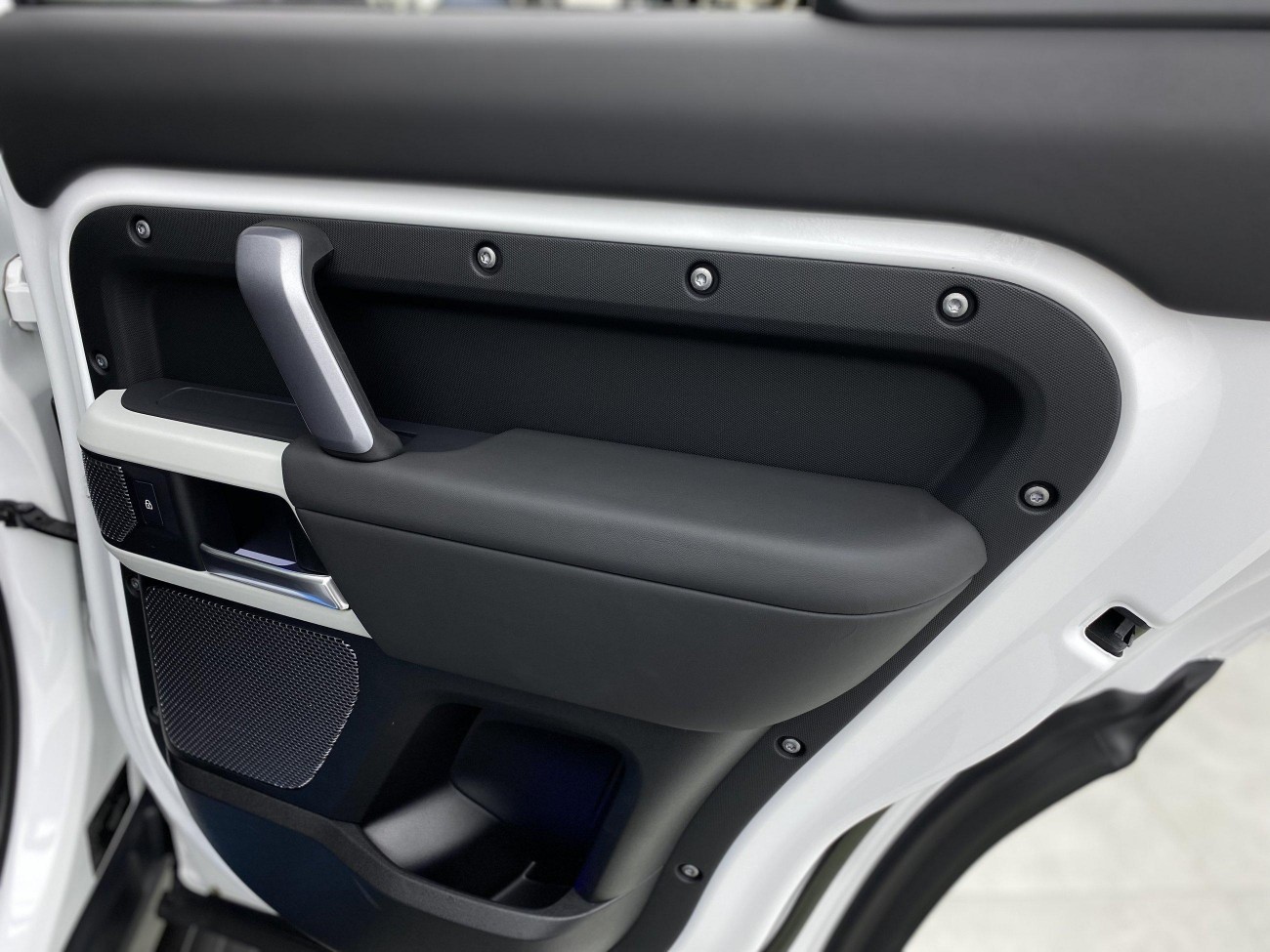 Land Rover Defender 2024