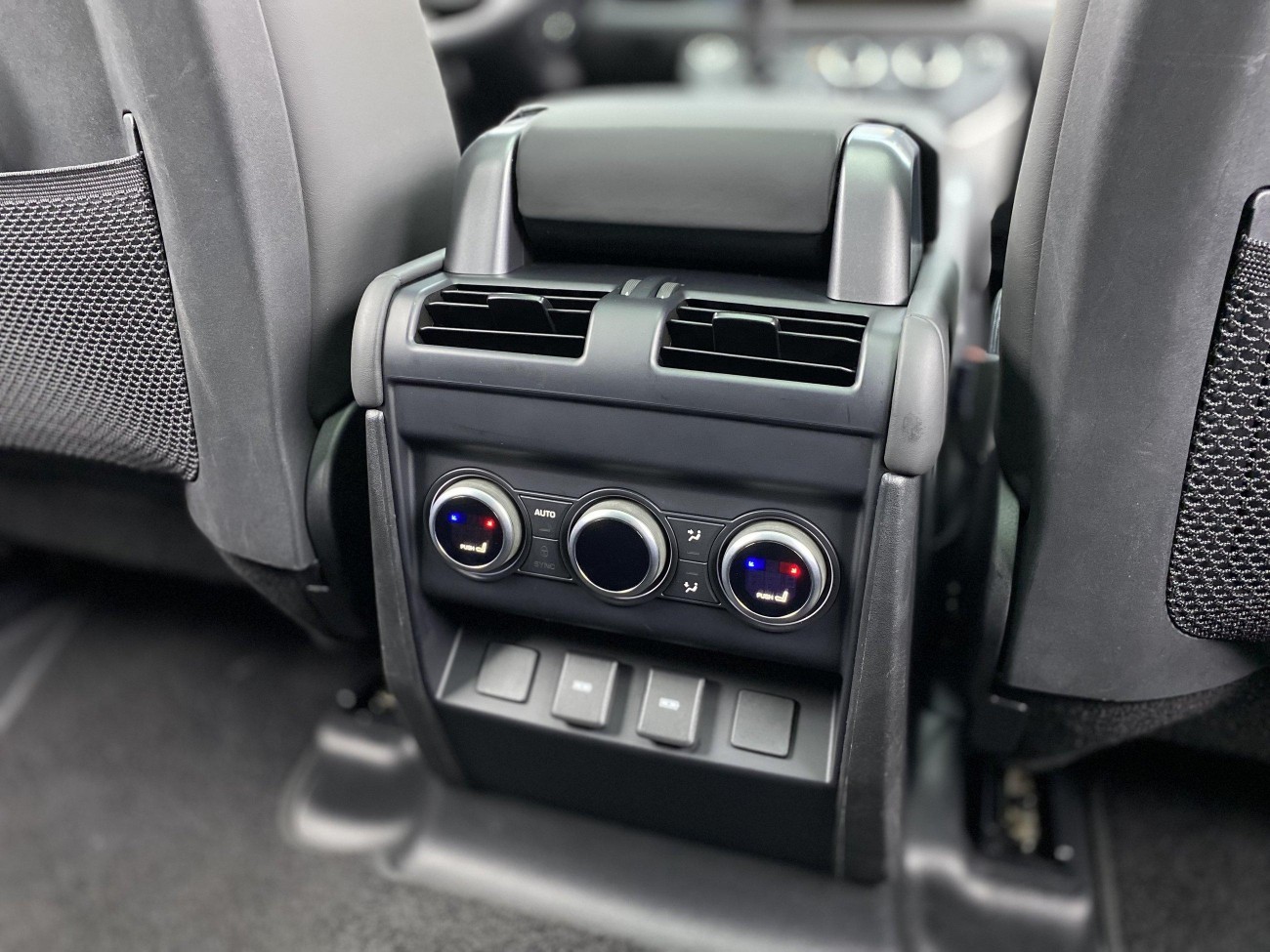 Land Rover Defender 2024