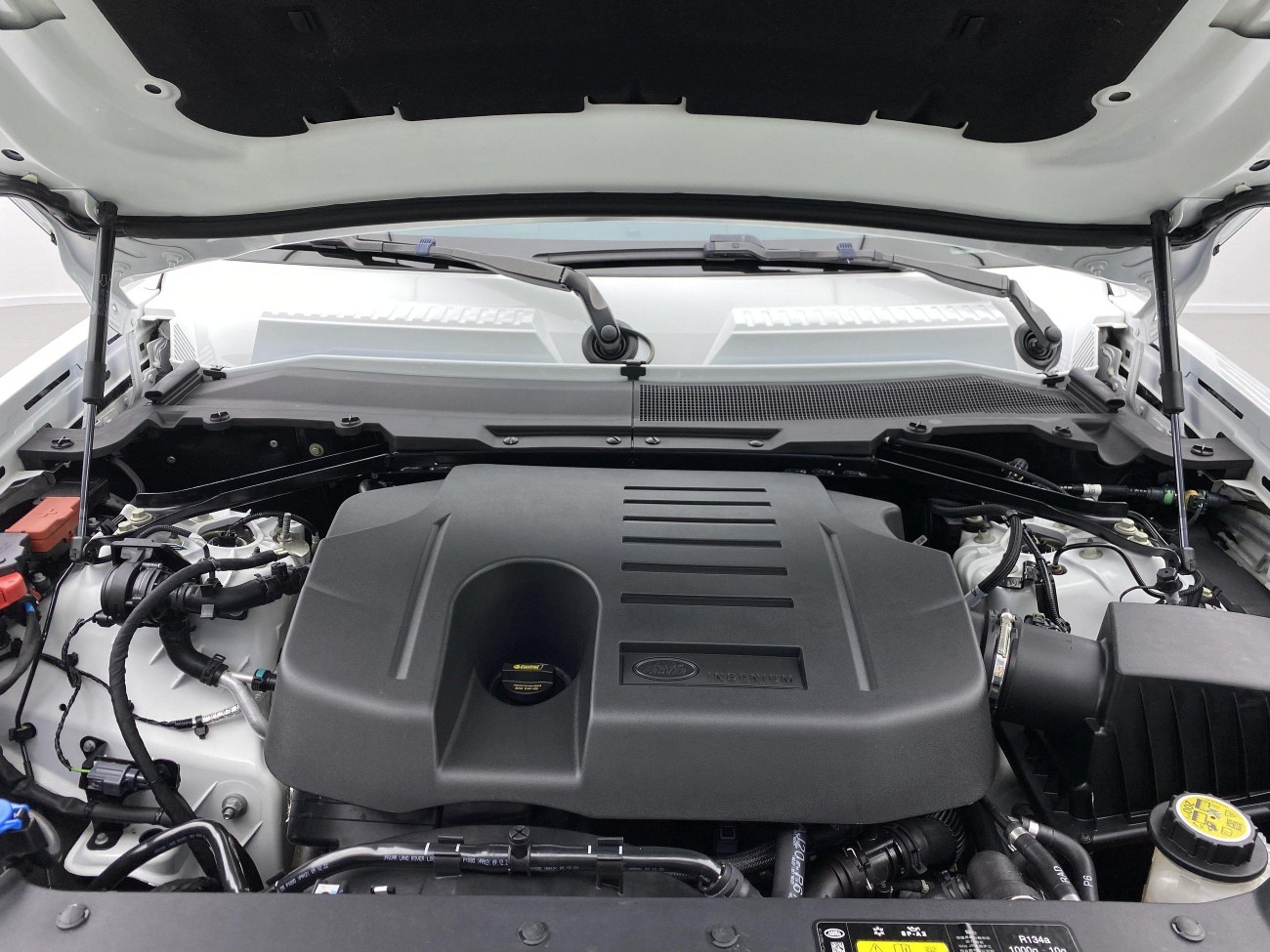 Land Rover Defender 2024