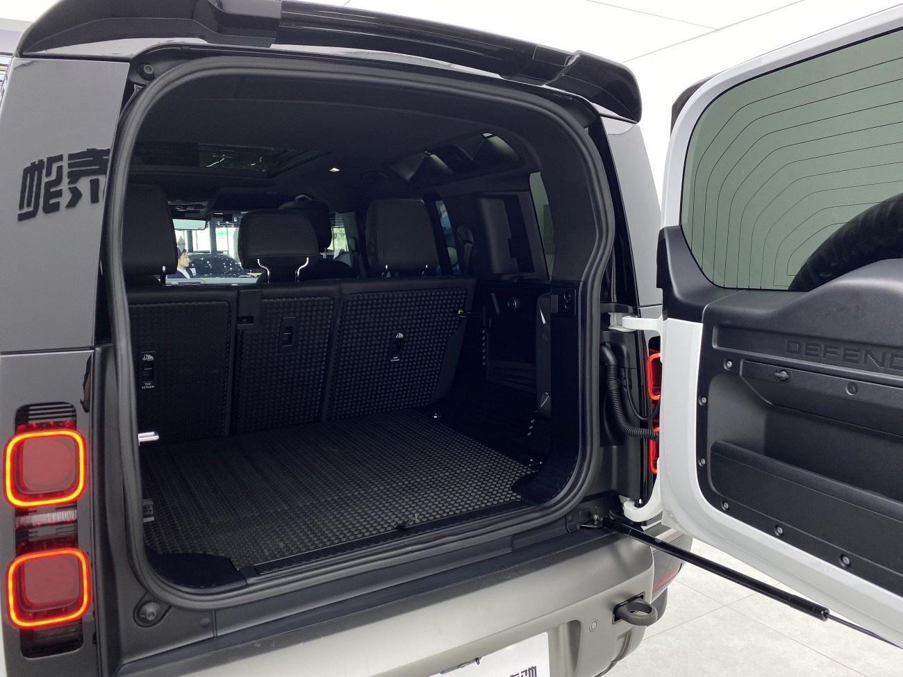 Land Rover Defender 2024