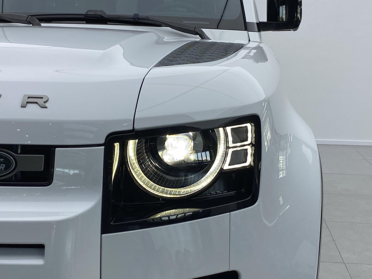 Land Rover Defender 2024
