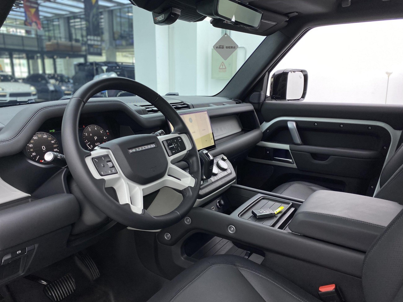 Land Rover Defender 2024