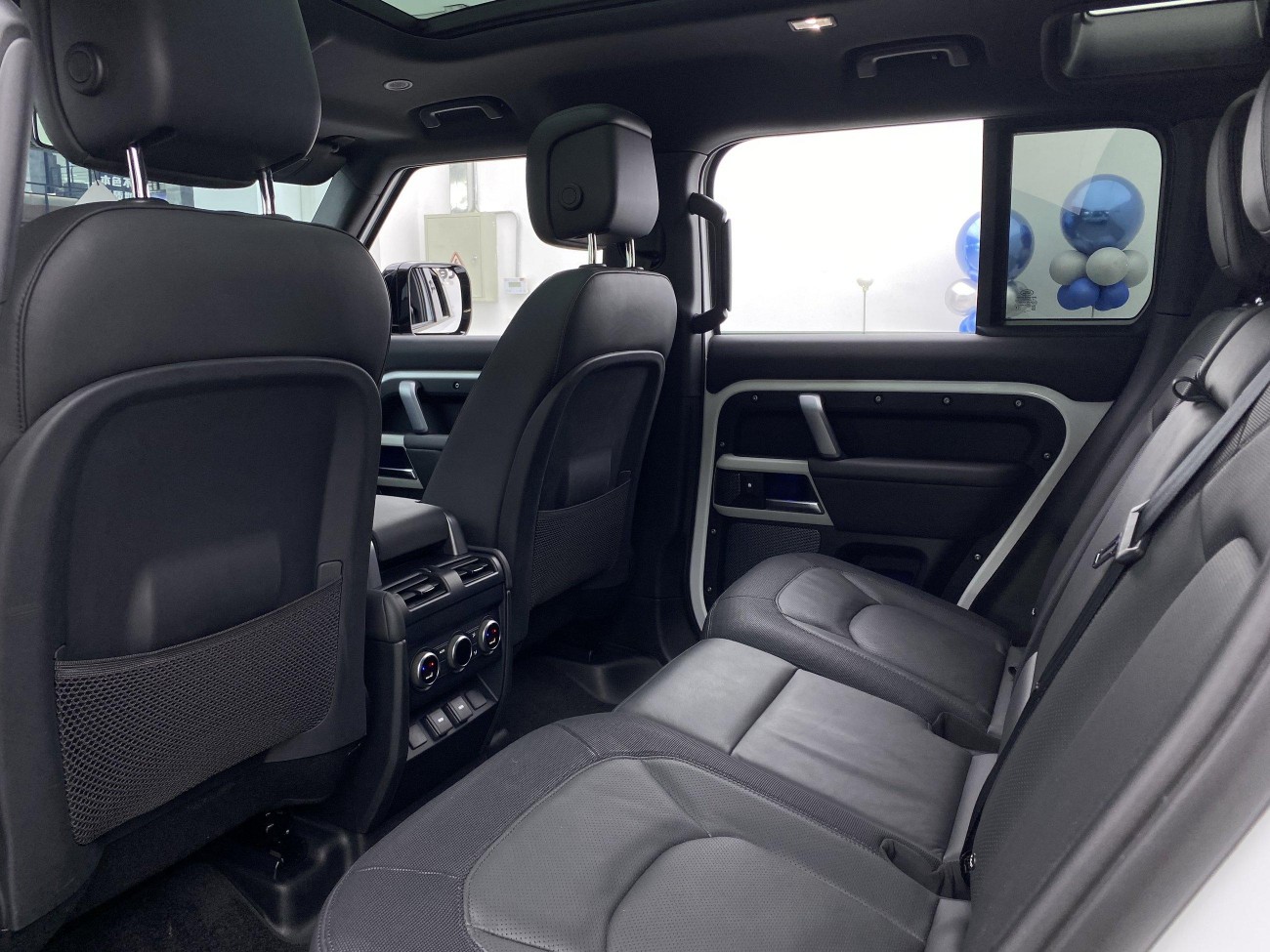 Land Rover Defender 2024