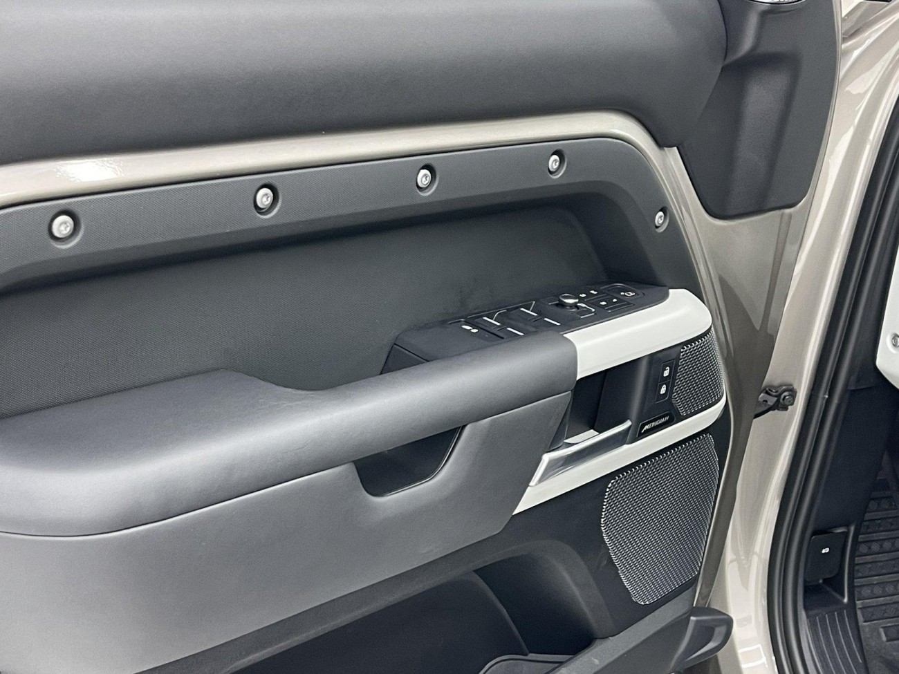 Land Rover Defender 2022