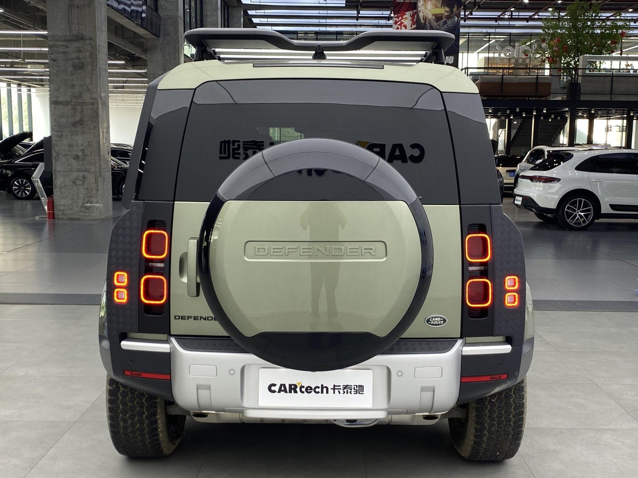 Land Rover Defender 2025