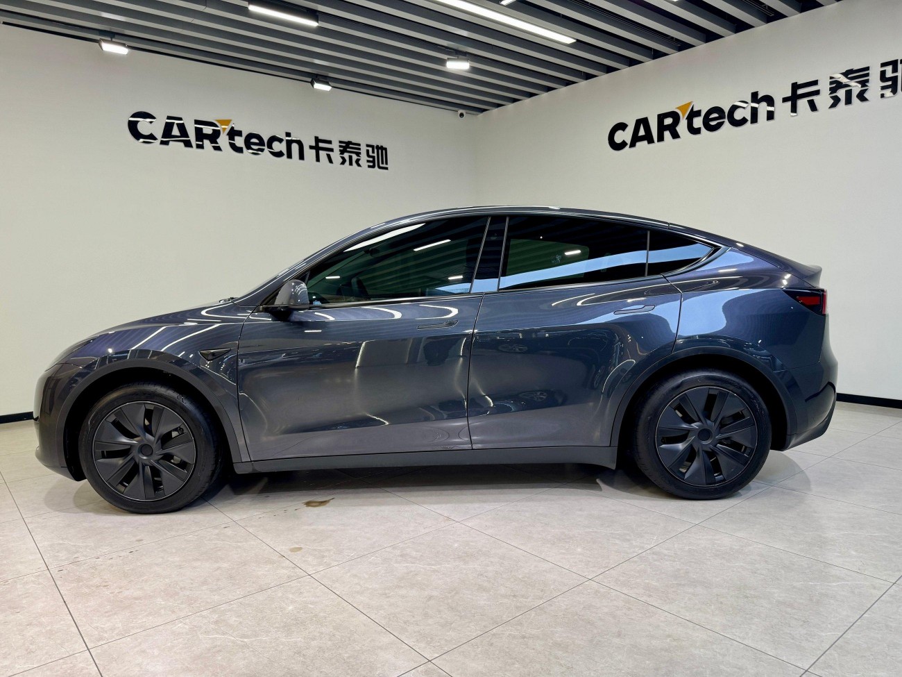 Tesla Model Y 2025