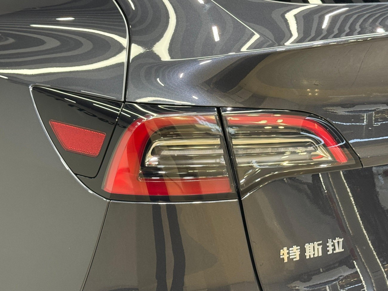 Tesla Model Y 2025