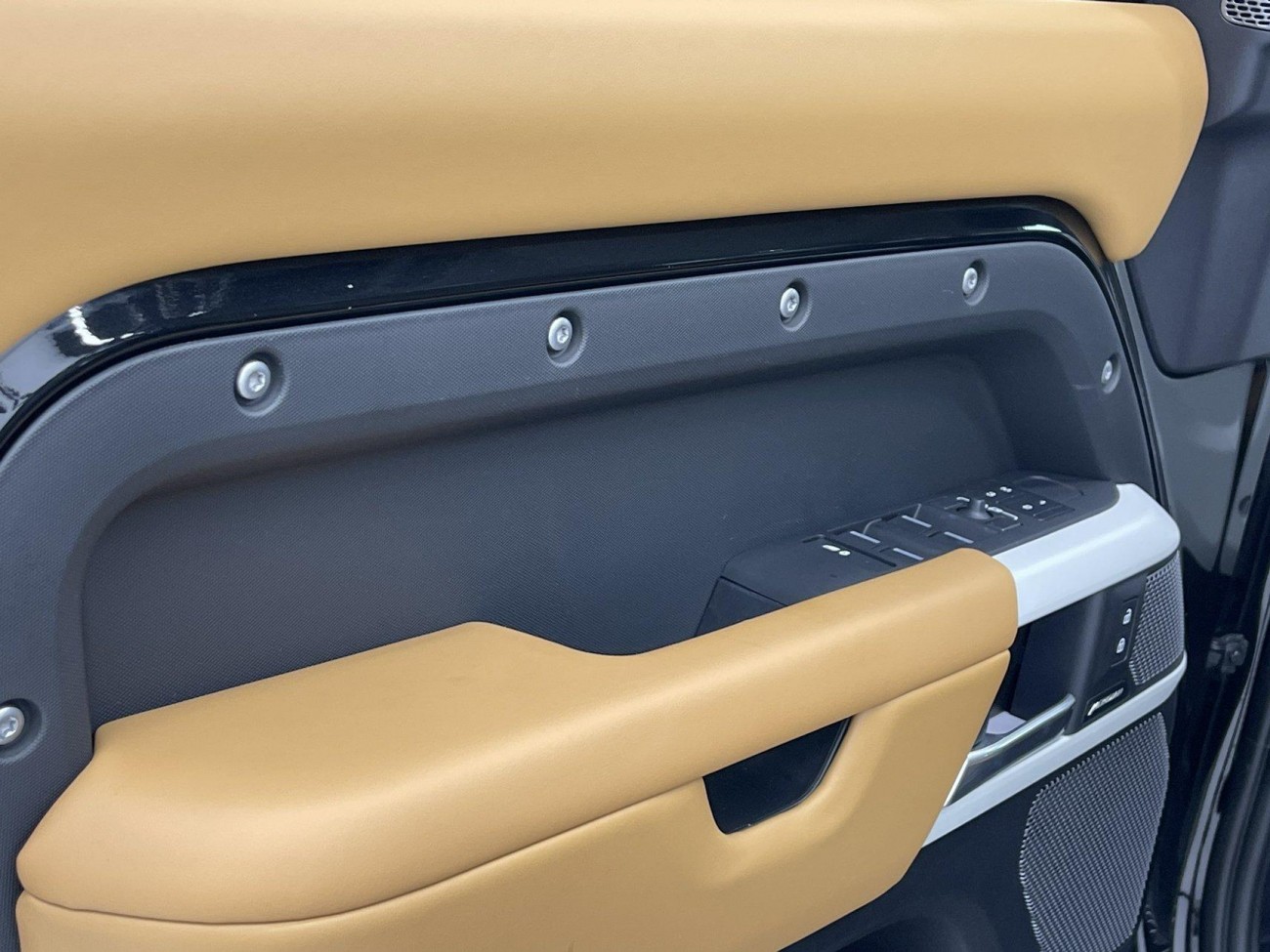 Land Rover Defender 2024