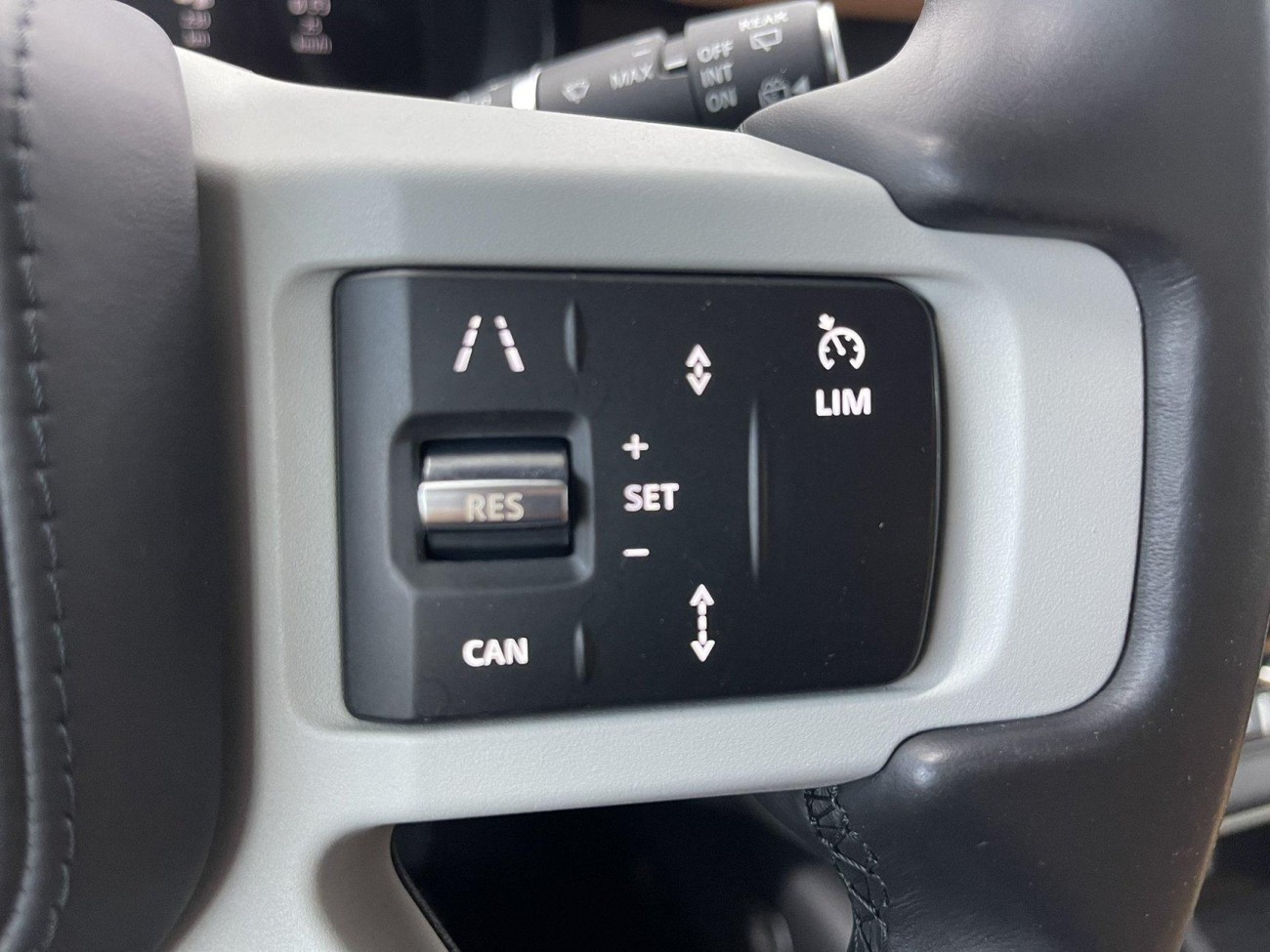 Land Rover Defender 2024