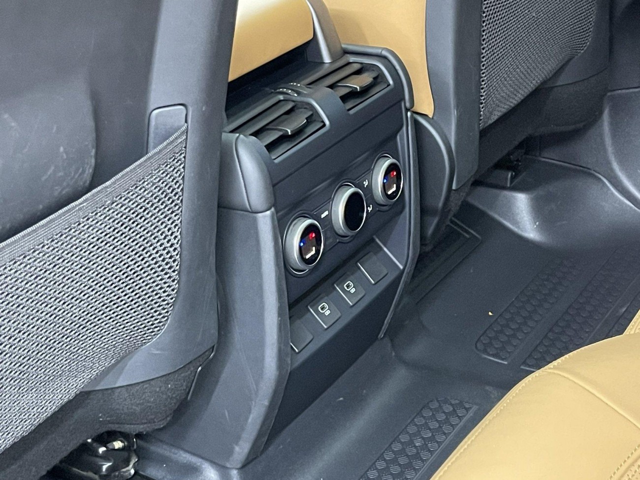 Land Rover Defender 2024