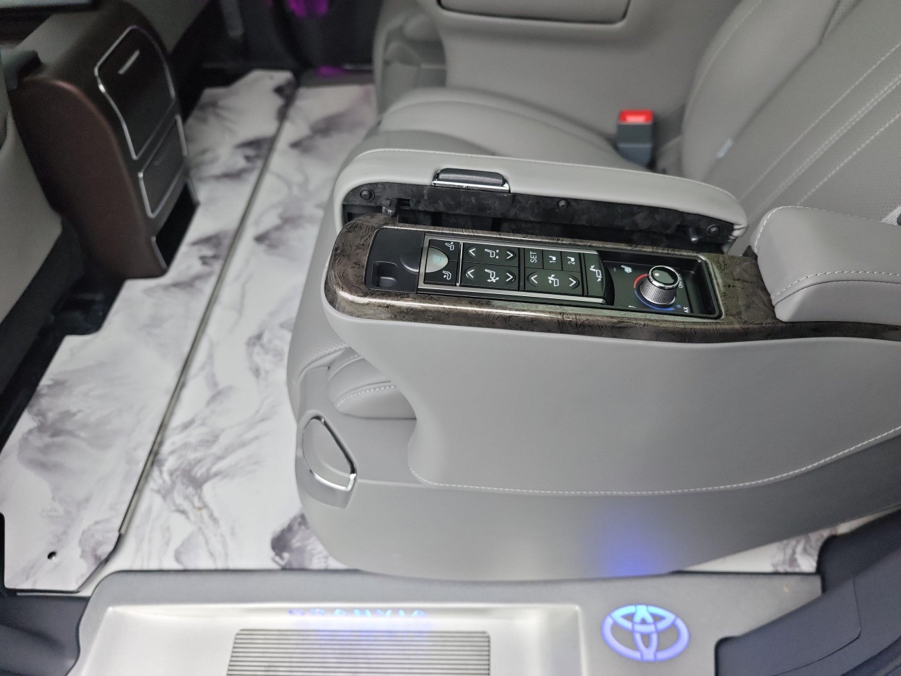 Toyota Granvia 2023