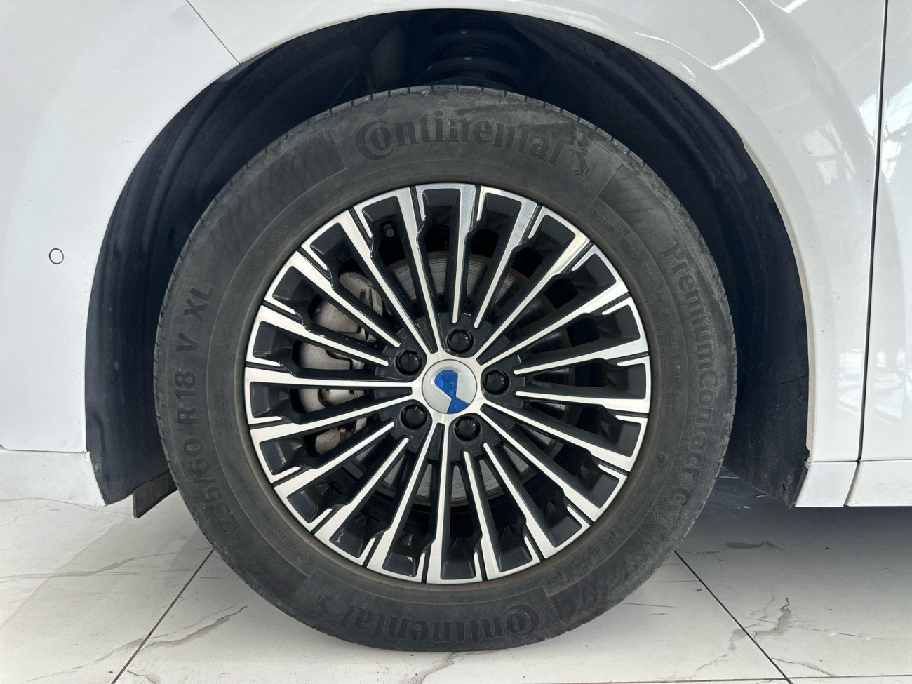 Denza D9 2023