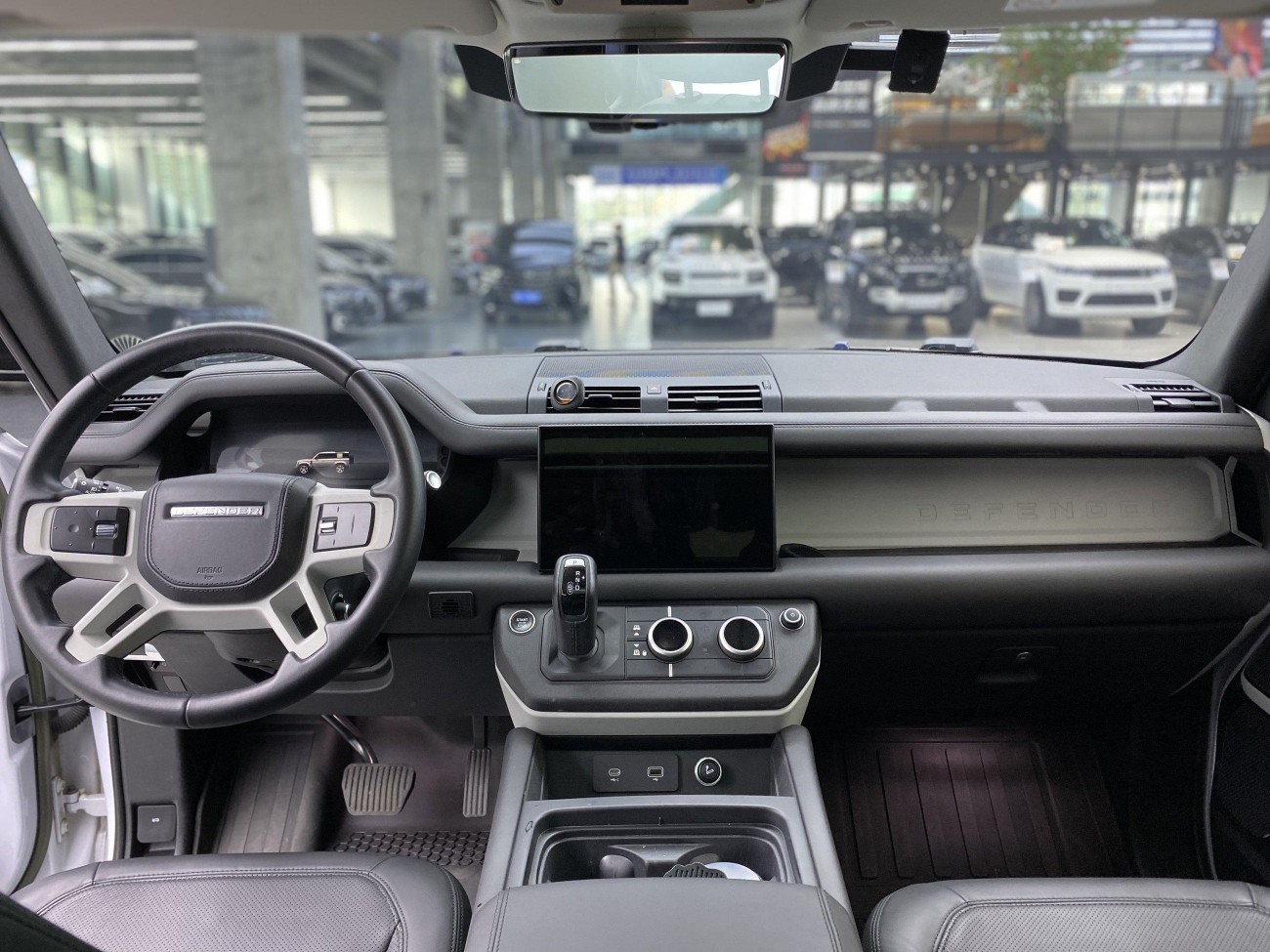 Land Rover Defender 2023