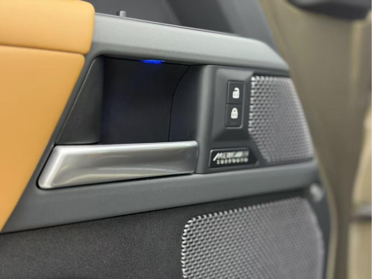Land Rover Defender 2023