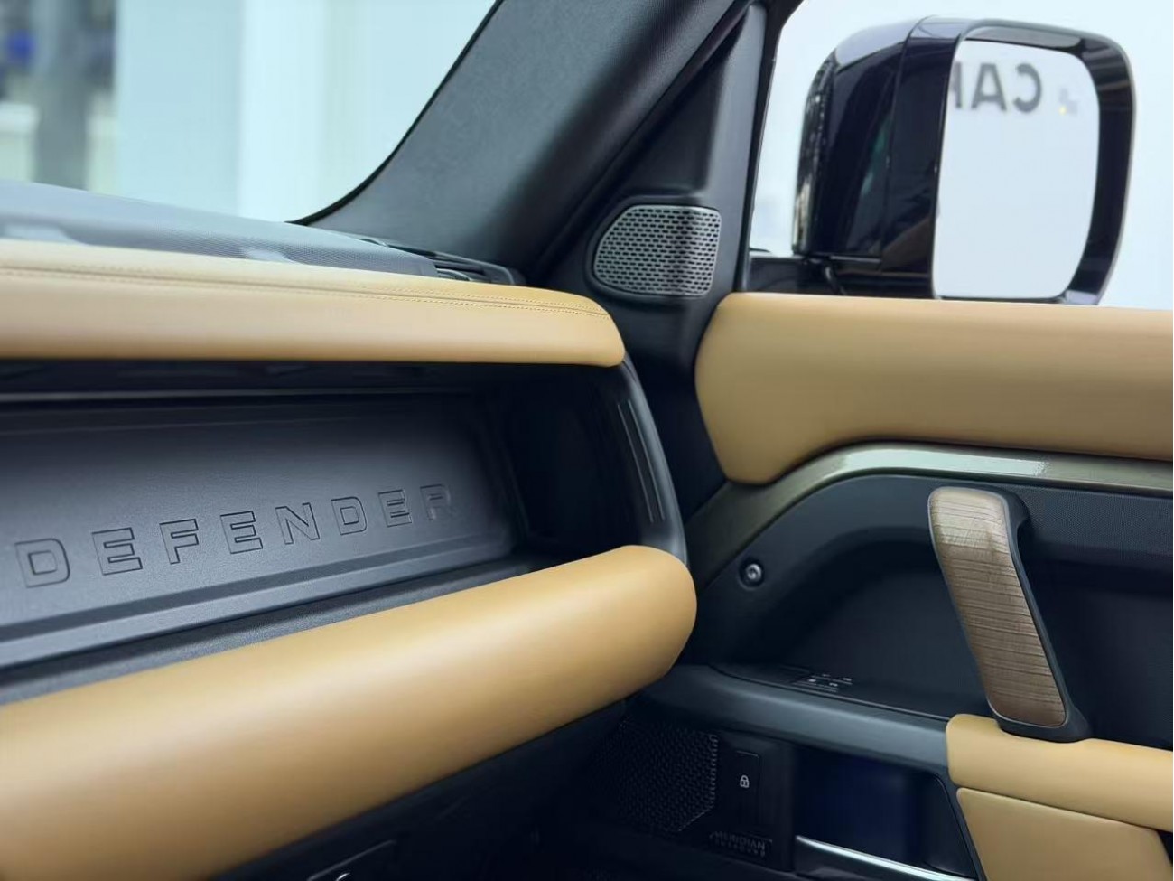 Land Rover Defender 2023