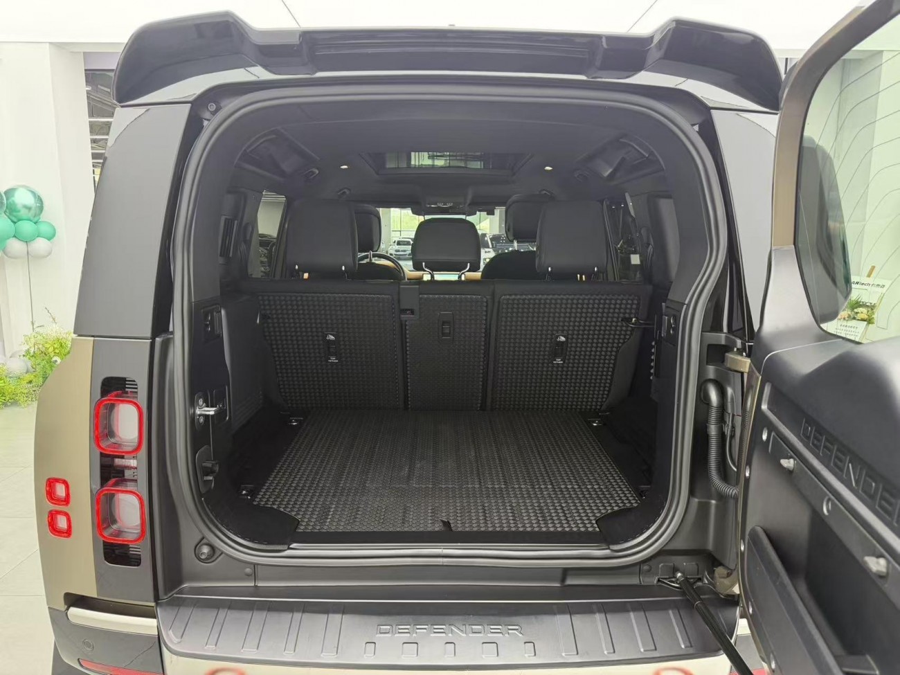 Land Rover Defender 2023