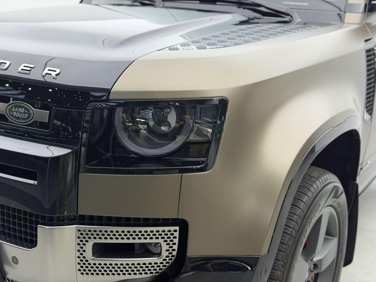 Land Rover Defender 2023