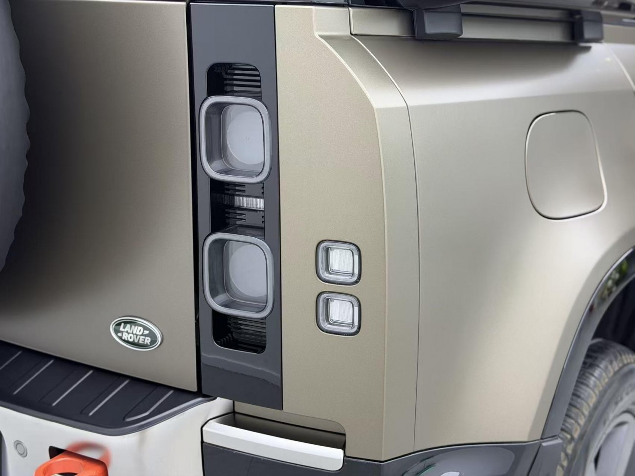 Land Rover Defender 2023