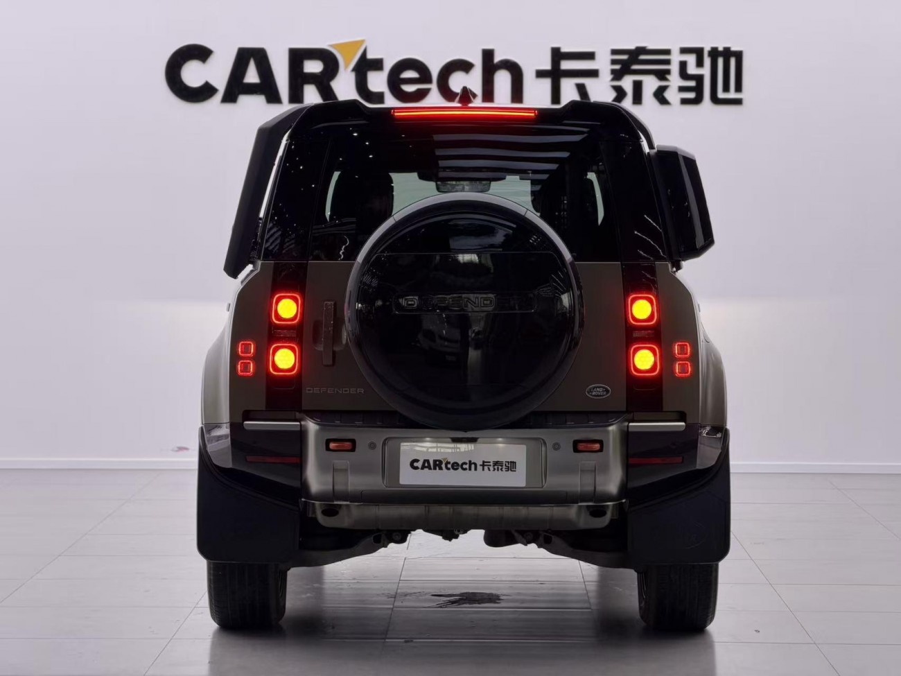 Land Rover Defender 2023