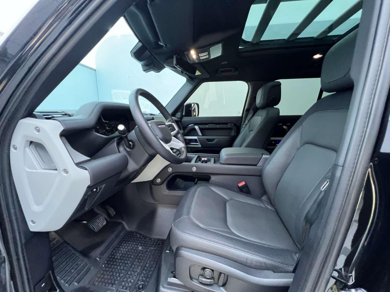 Land Rover Defender 2024