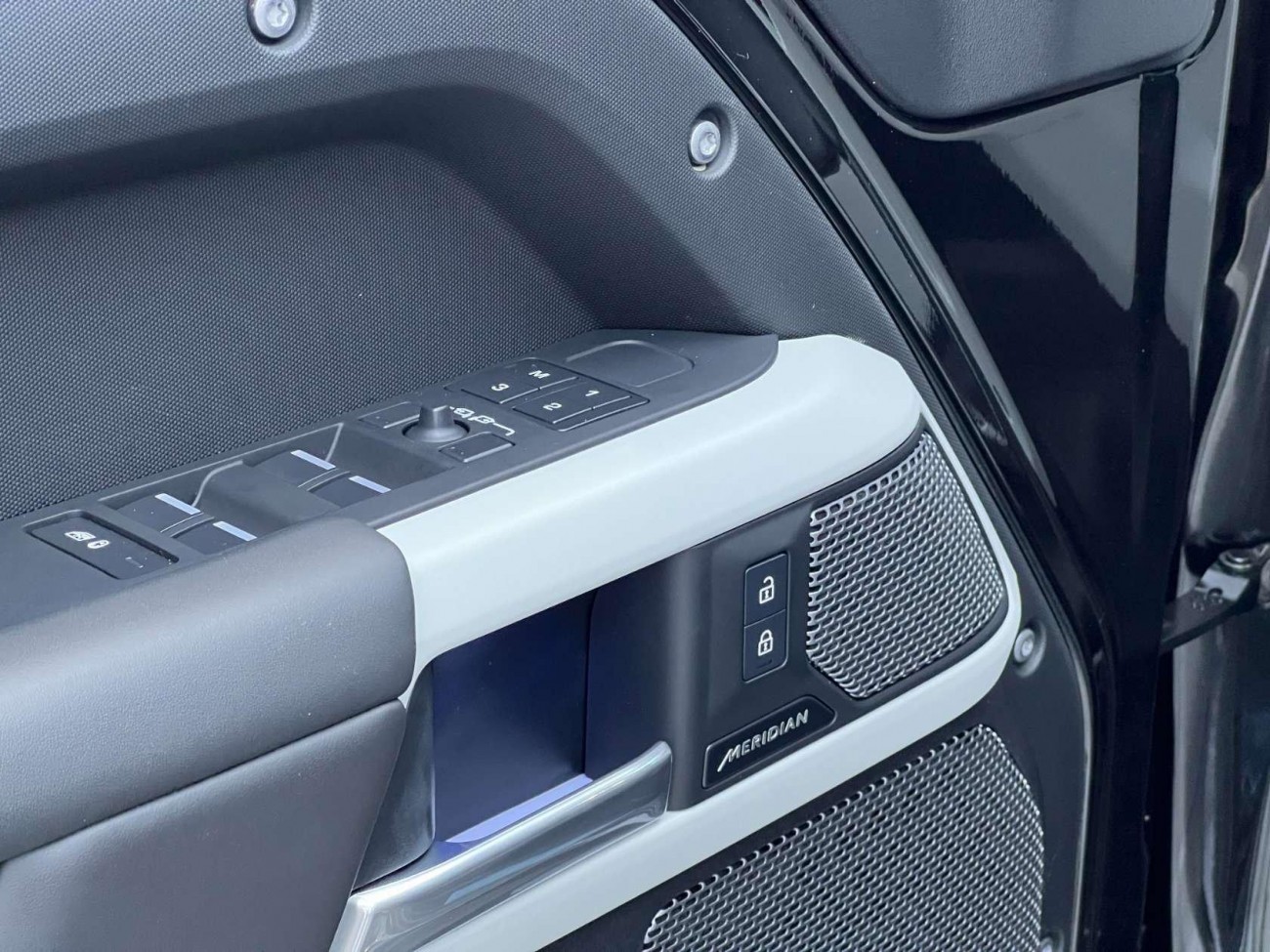 Land Rover Defender 2024