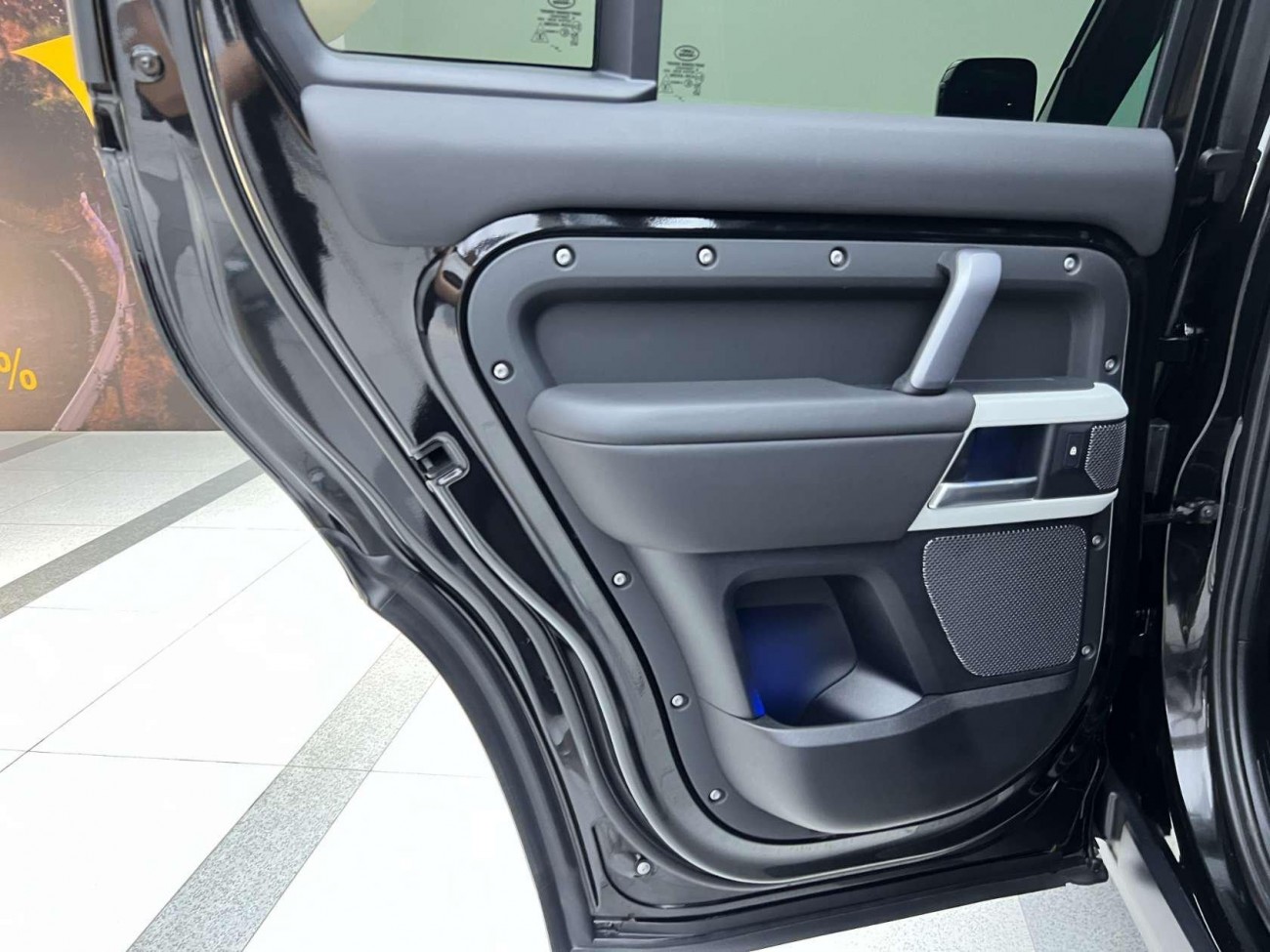 Land Rover Defender 2024