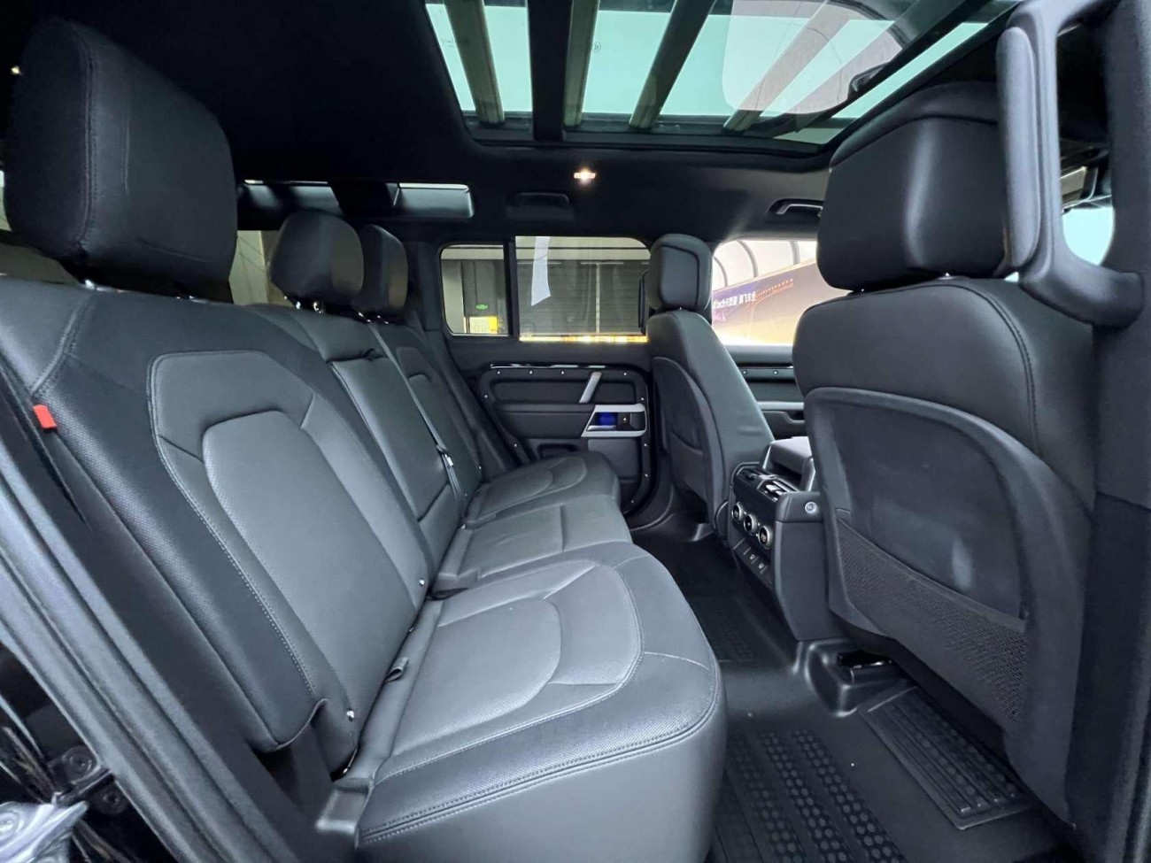 Land Rover Defender 2024
