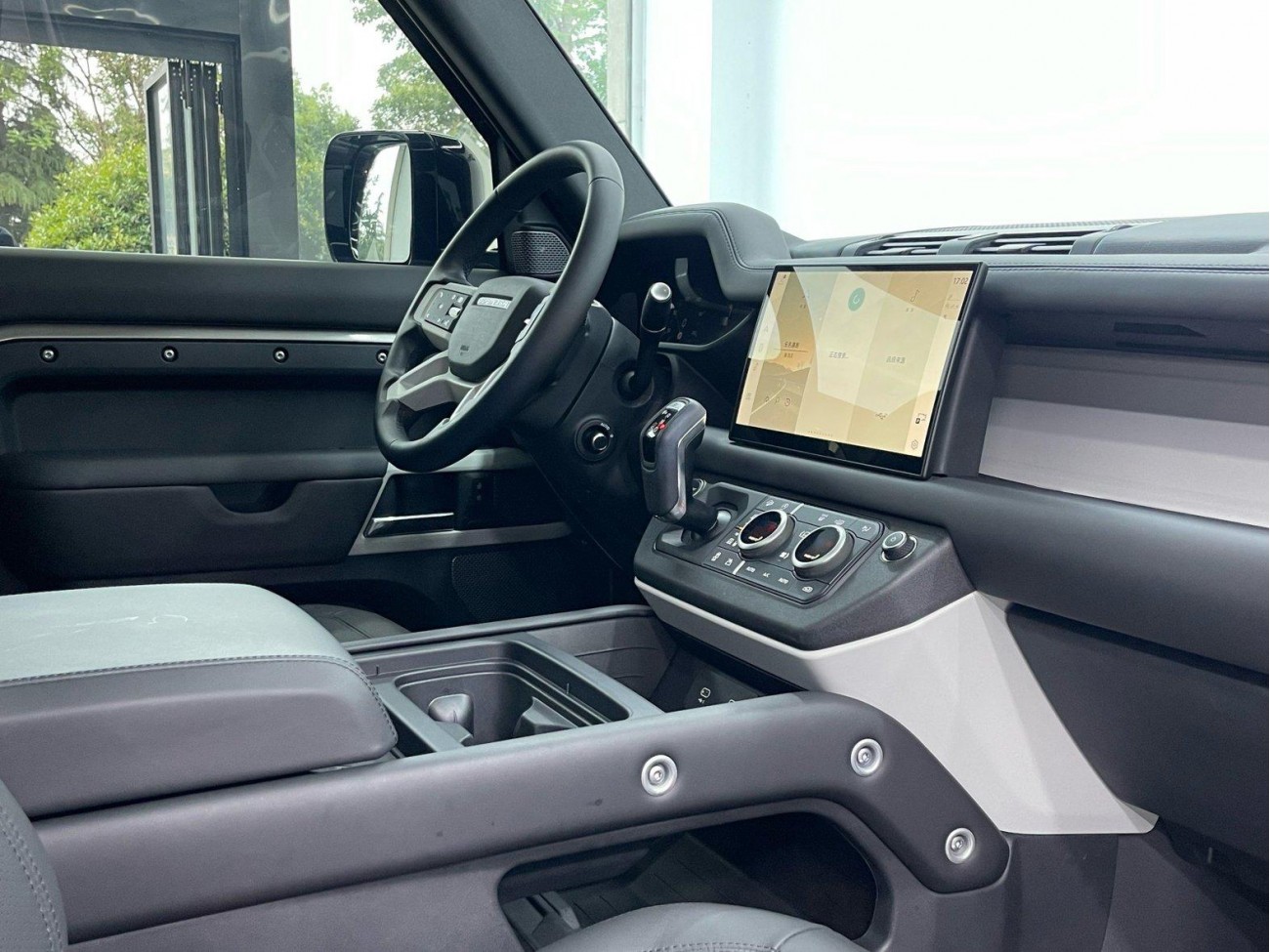 Land Rover Defender 2024