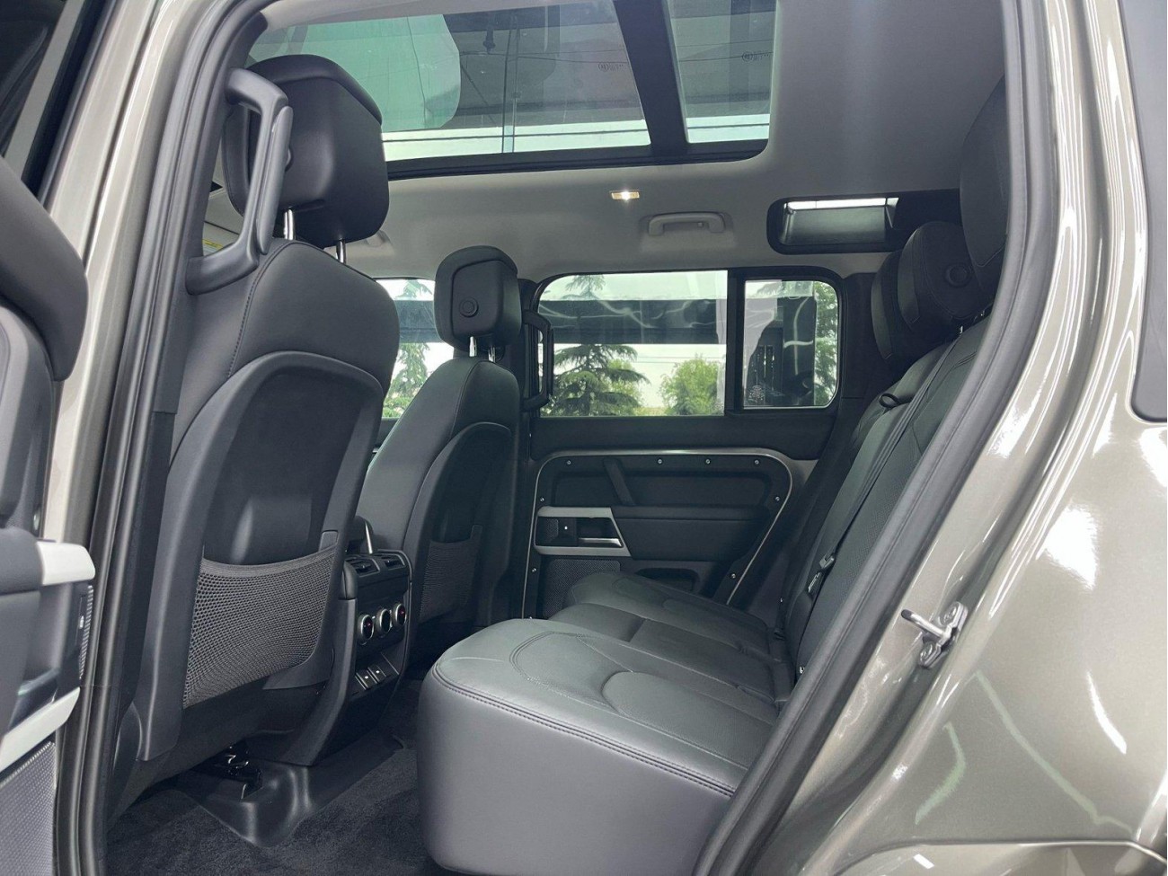 Land Rover Defender 2024