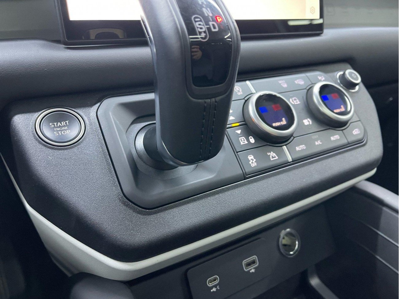 Land Rover Defender 2024