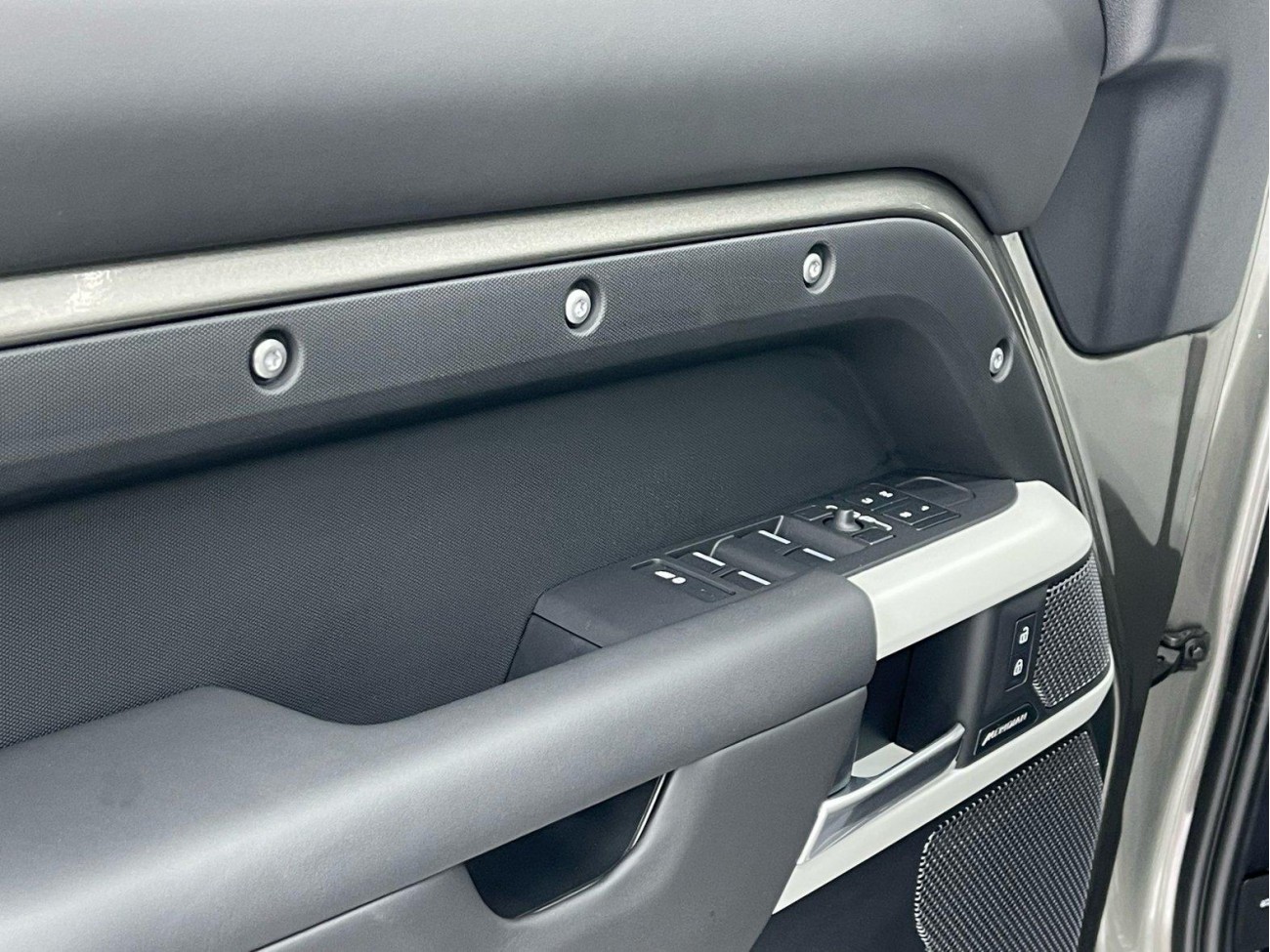 Land Rover Defender 2024