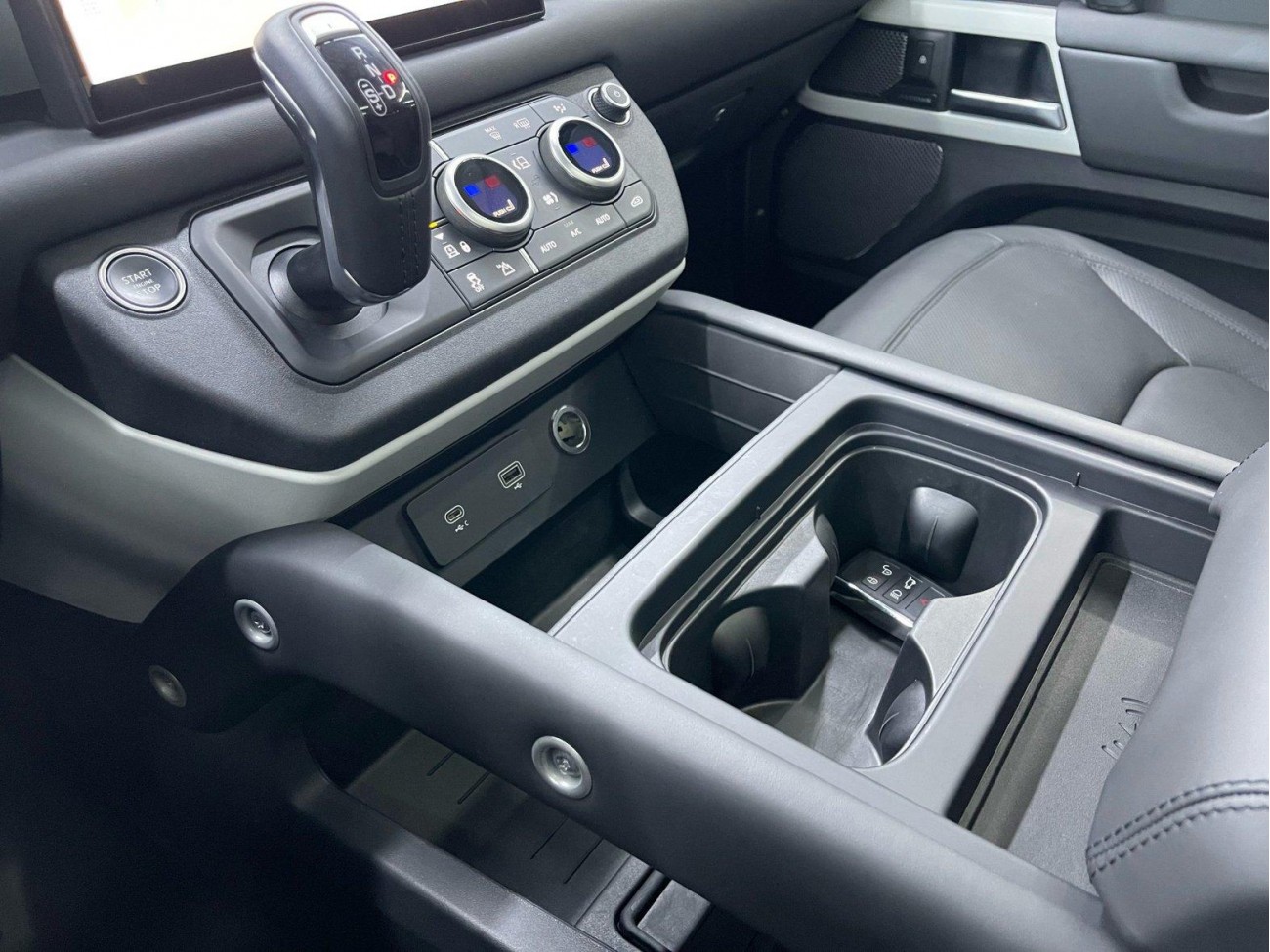 Land Rover Defender 2024