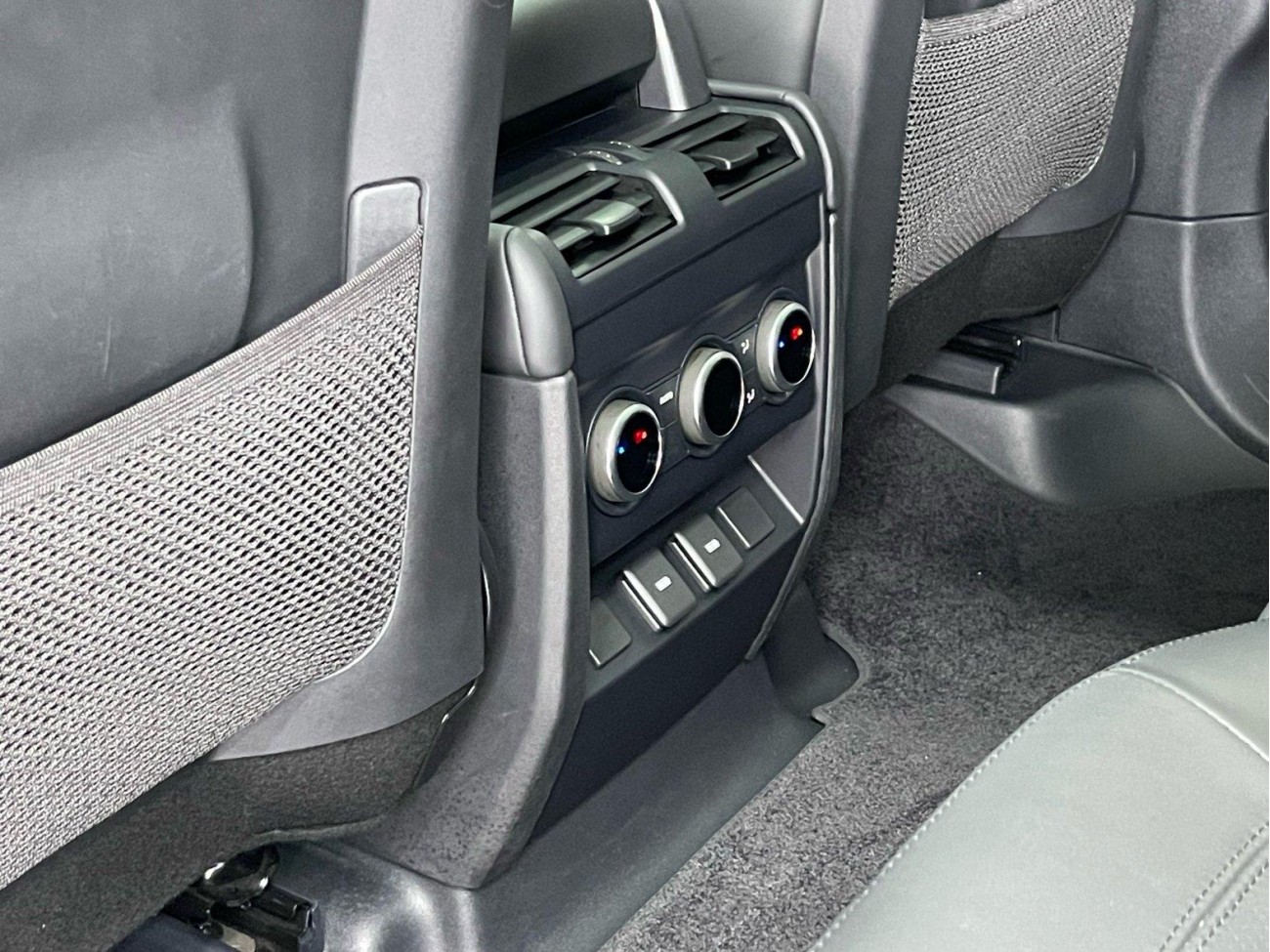 Land Rover Defender 2024
